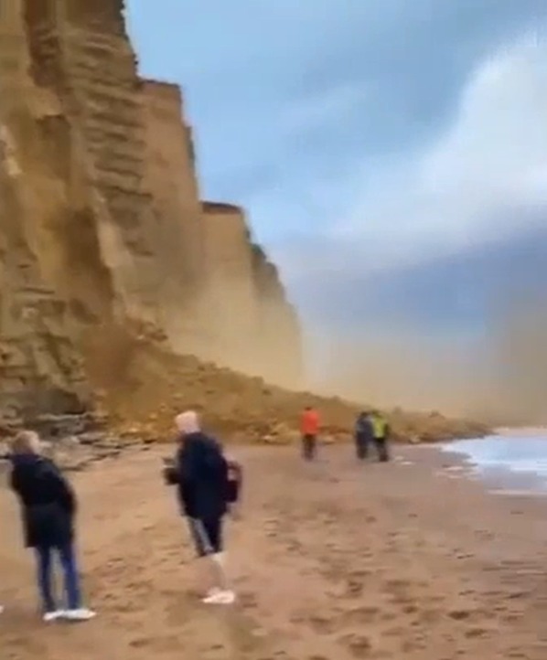 Nach dem Steinschlag blieb ein riesiger Trümmerhaufen am Strand zurück