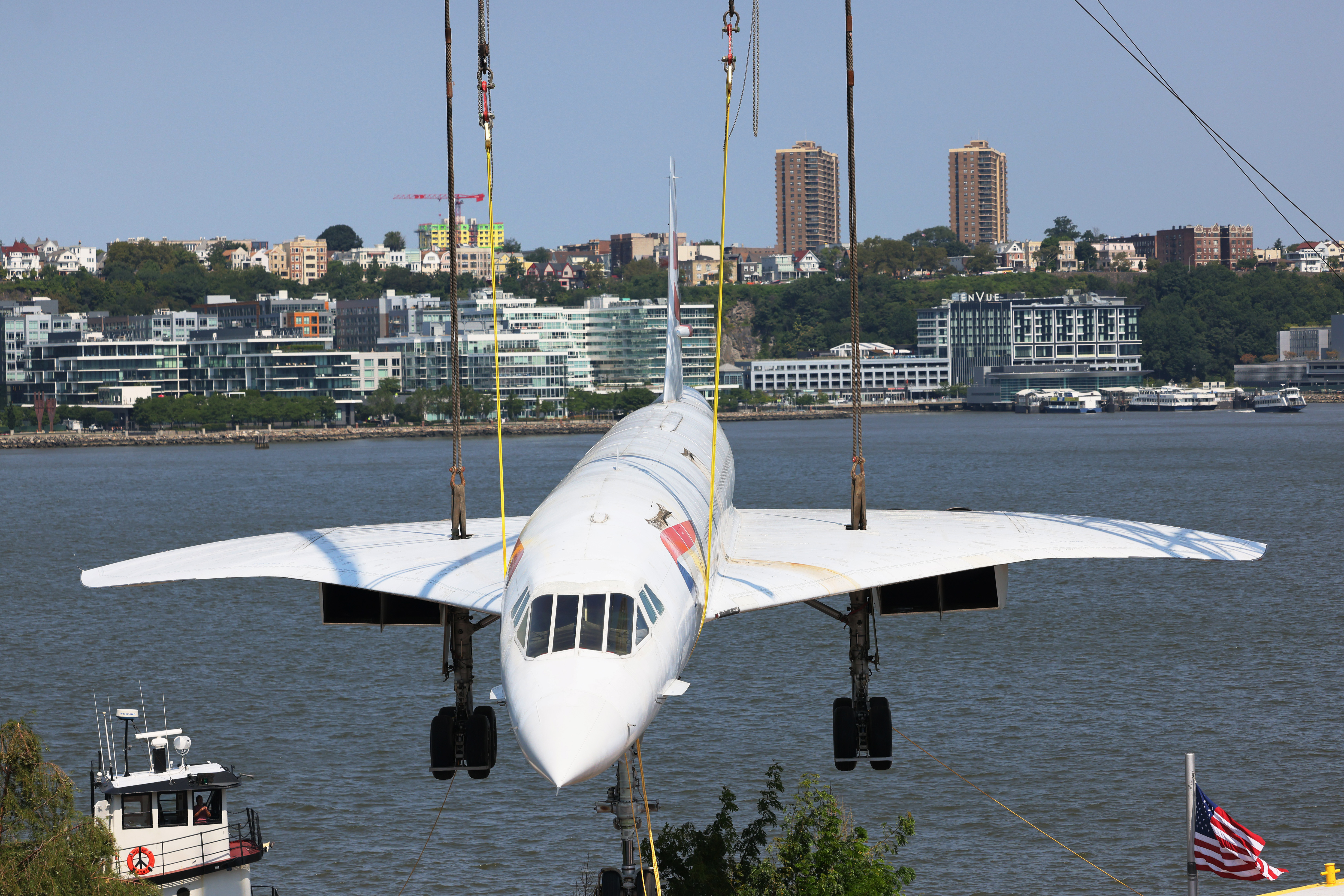 Das Flugzeug wurde von seinem Standort im Intrepid Museum in New York City für Restaurierungsarbeiten auf einen Lastkahn verladen