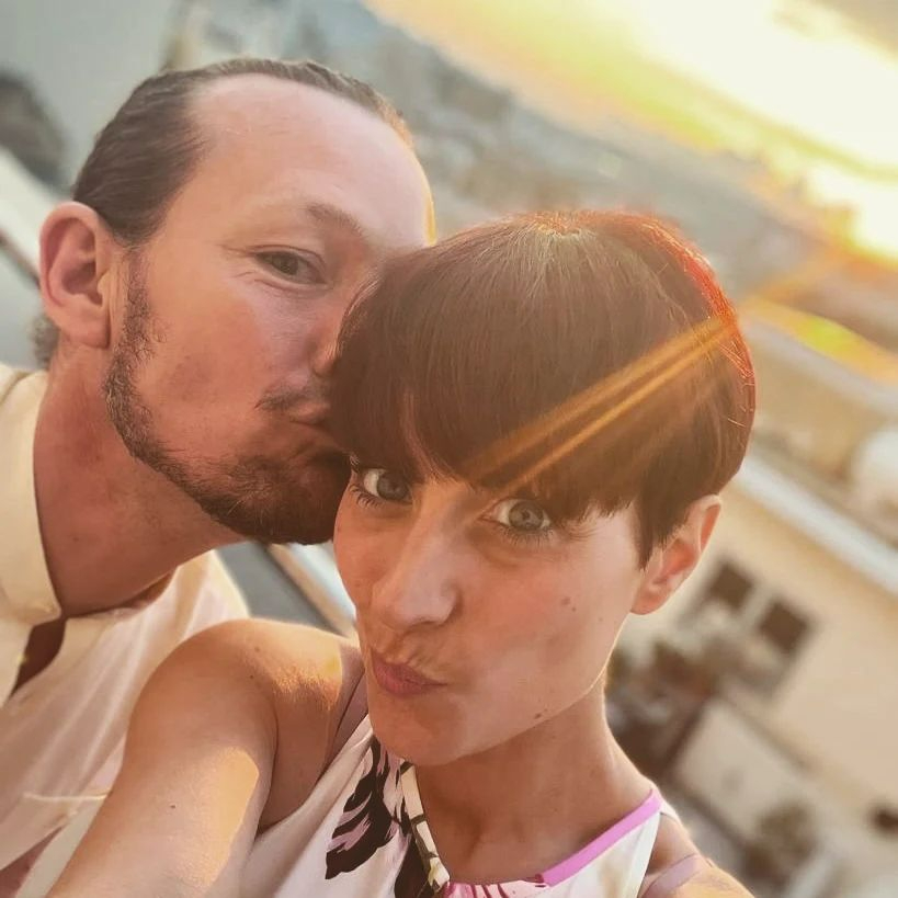 Adam ist mit seiner Frau Katy im Urlaub