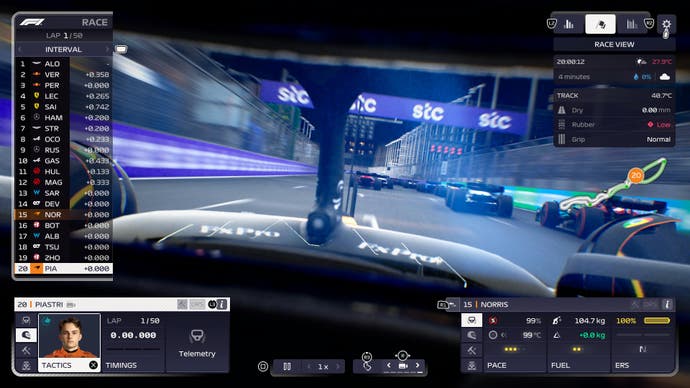 Screenshot der F1 Manager 2023-Rezension, Onboard-Kamera für Oscar Piastri, die mehrere Autos direkt vor sich zeigt.