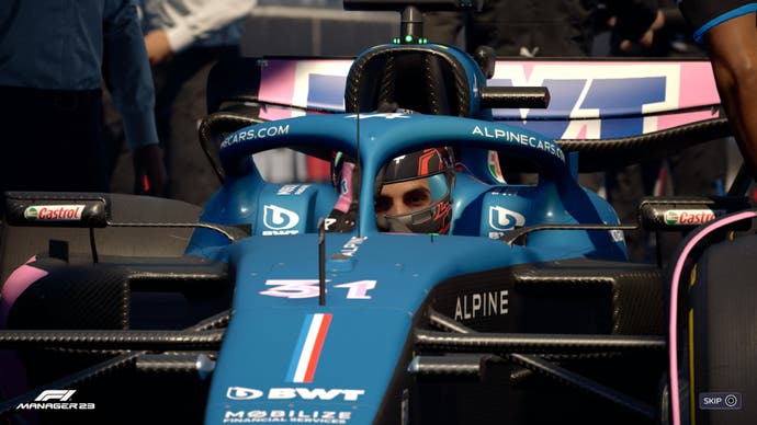 Screenshot der F1 Manager 2023-Rezension, Esteban Ocon in seinem Alpine-Auto mit Mechanikern in der Nähe.
