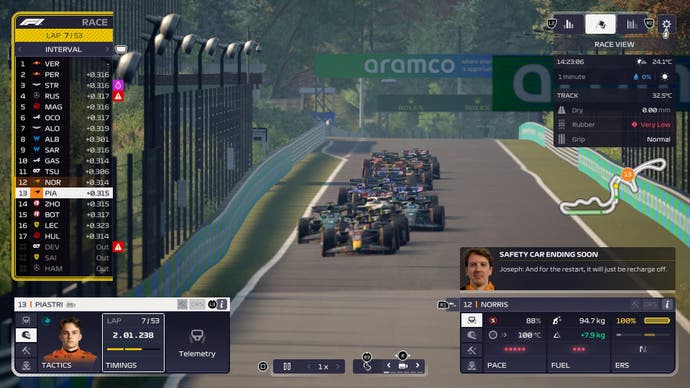 Screenshot der F1 Manager 2023-Rezension, Autos in einer Reihe gebündelt, als das Safety-Car endet.