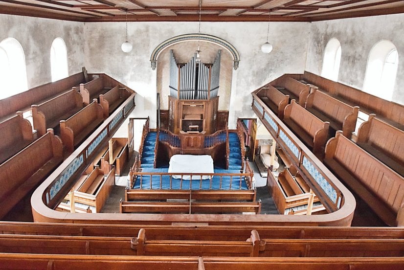 Im Inneren befindet sich noch eine originale Orgel