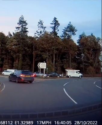 Dann sieht man ein Auto an anderen Autofahrern vorbeirasen, um die erste Ausfahrt der Kreuzung zu nehmen