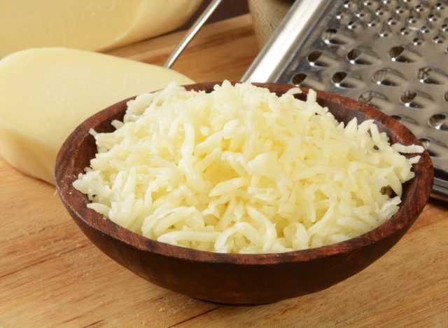geriebener Mozzarella-Käse in einer Schüssel