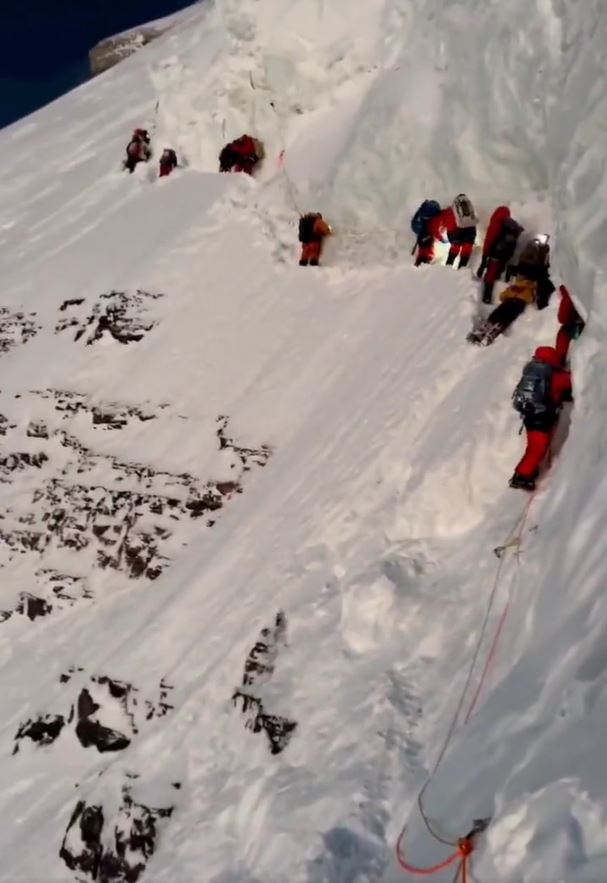 Horroraufnahmen zeigten, wie andere Bergsteiger „über ihn hinwegstiegen“.