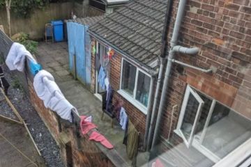 Mutter schwört, die Wäsche des Nachbarn vom gemeinsamen Zaun zu werfen, und die Meinung ist geteilter Meinung