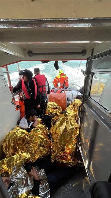 Mehr als 20 Menschen wurden aus dem Wasser gezogen und nach Dover gebracht