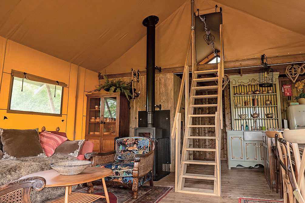 Entspannen Sie sich in einem vom Dschungel inspirierten Safarizelt auf diesem traditionellen Campingplatz