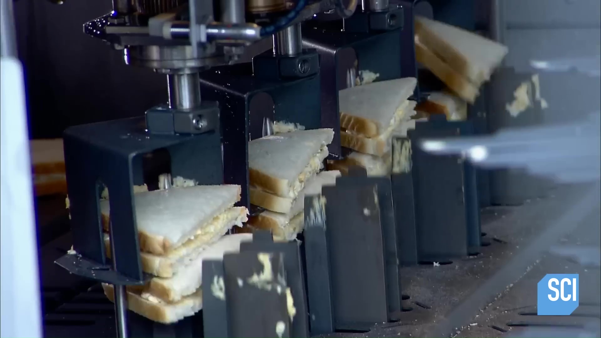 Die Sandwiches werden von einem Roboterarm übereinander gelegt