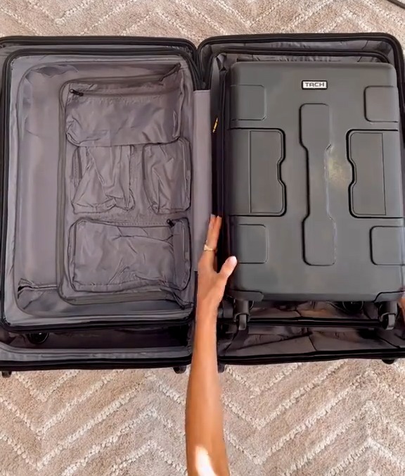 Sie stapelte das Gepäck zur einfacheren Aufbewahrung in den größten Koffer
