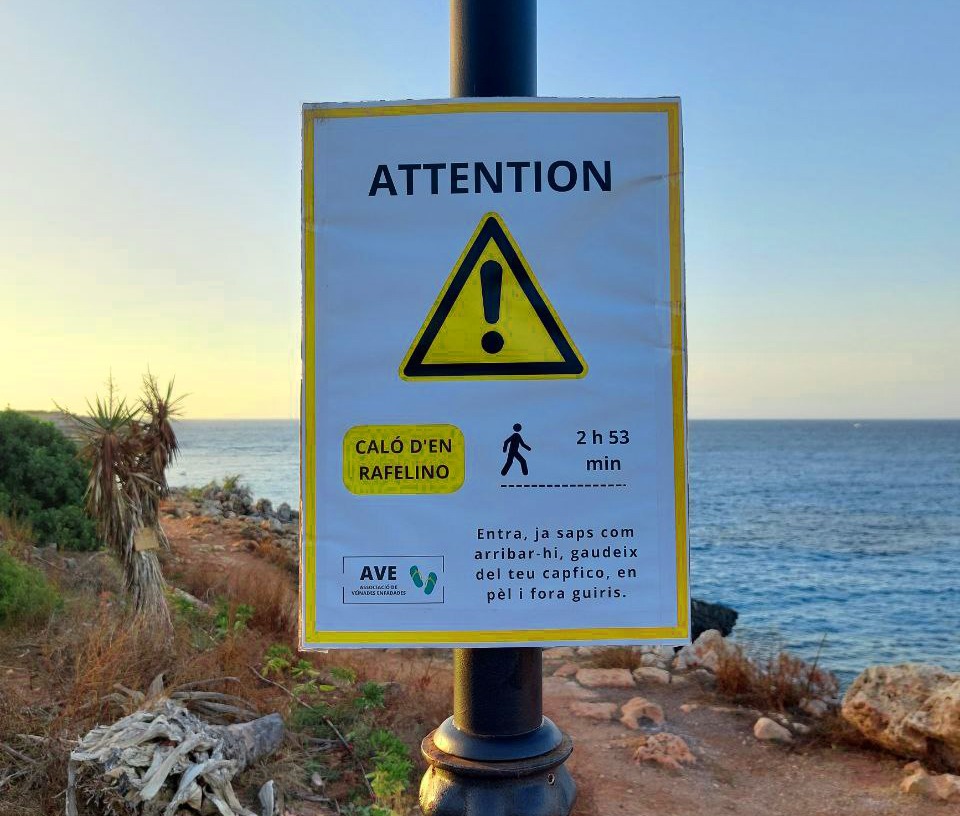 Auf diesem Schild steht, dass man zu Fuß zwei Stunden und 53 Minuten braucht, um zu einem Strand zu gelangen, der tatsächlich 100 Meter entfernt ist