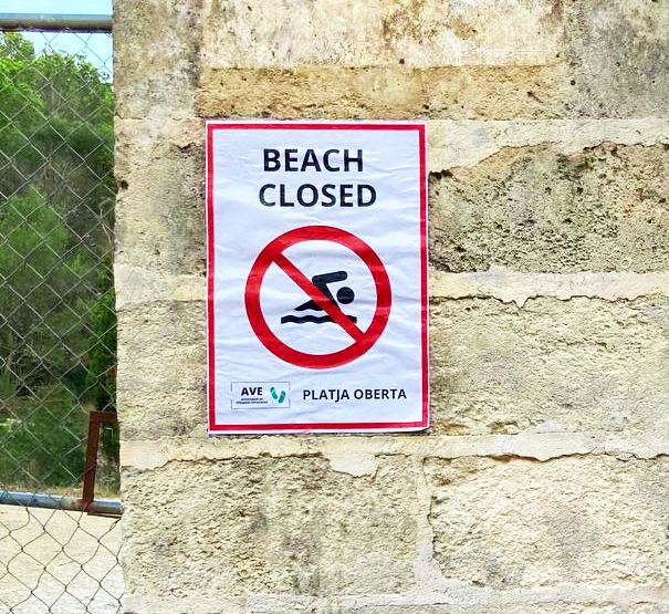 Ein weiteres Schild, das sich als Fälschung herausstellte und darauf hinwies, dass ein Strand geschlossen sei