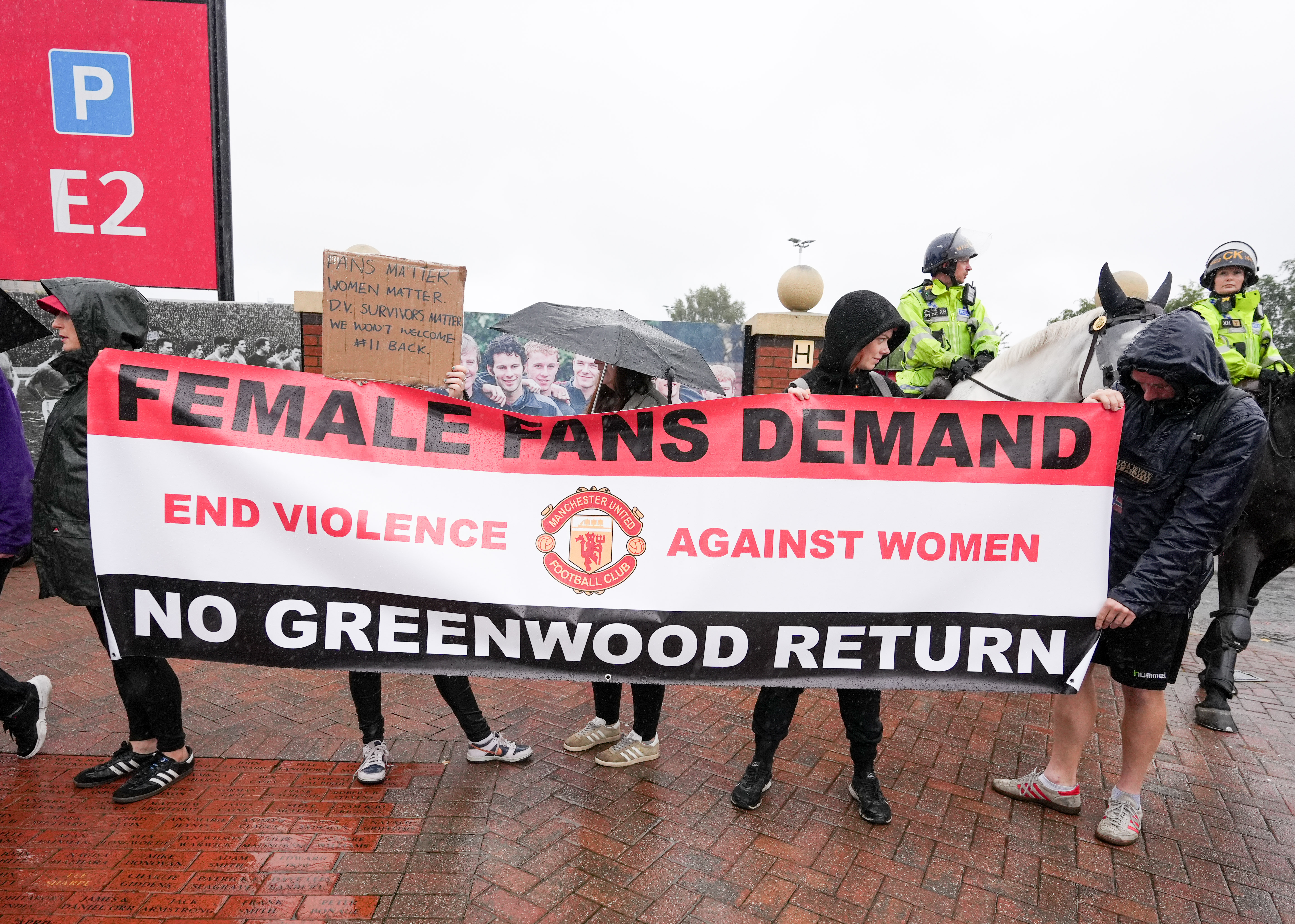 Anfang dieser Woche versammelten sich Demonstranten vor Old Trafford