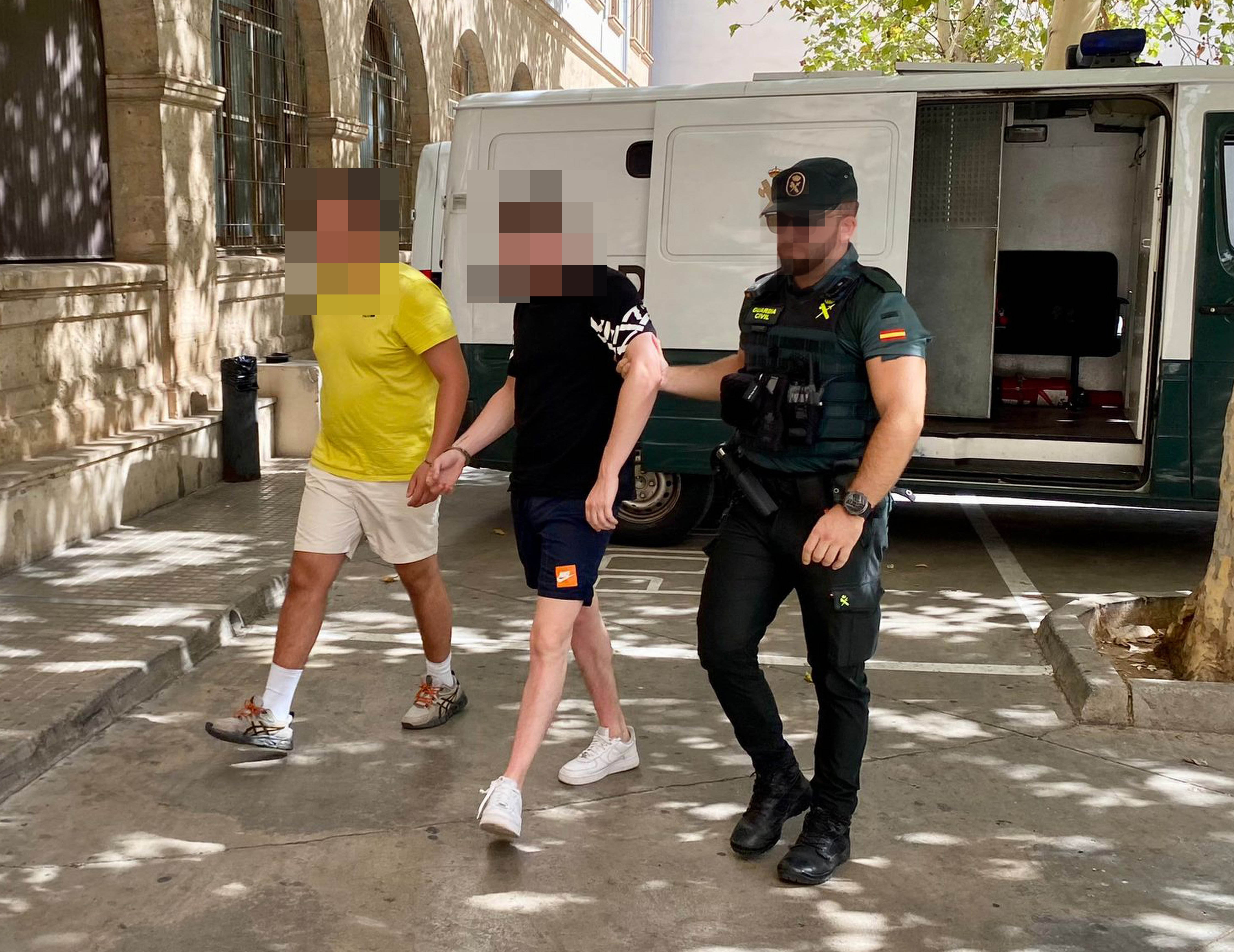Die Angeklagten wurden am Dienstag auf dem Weg zum Gericht in Palma abgebildet
