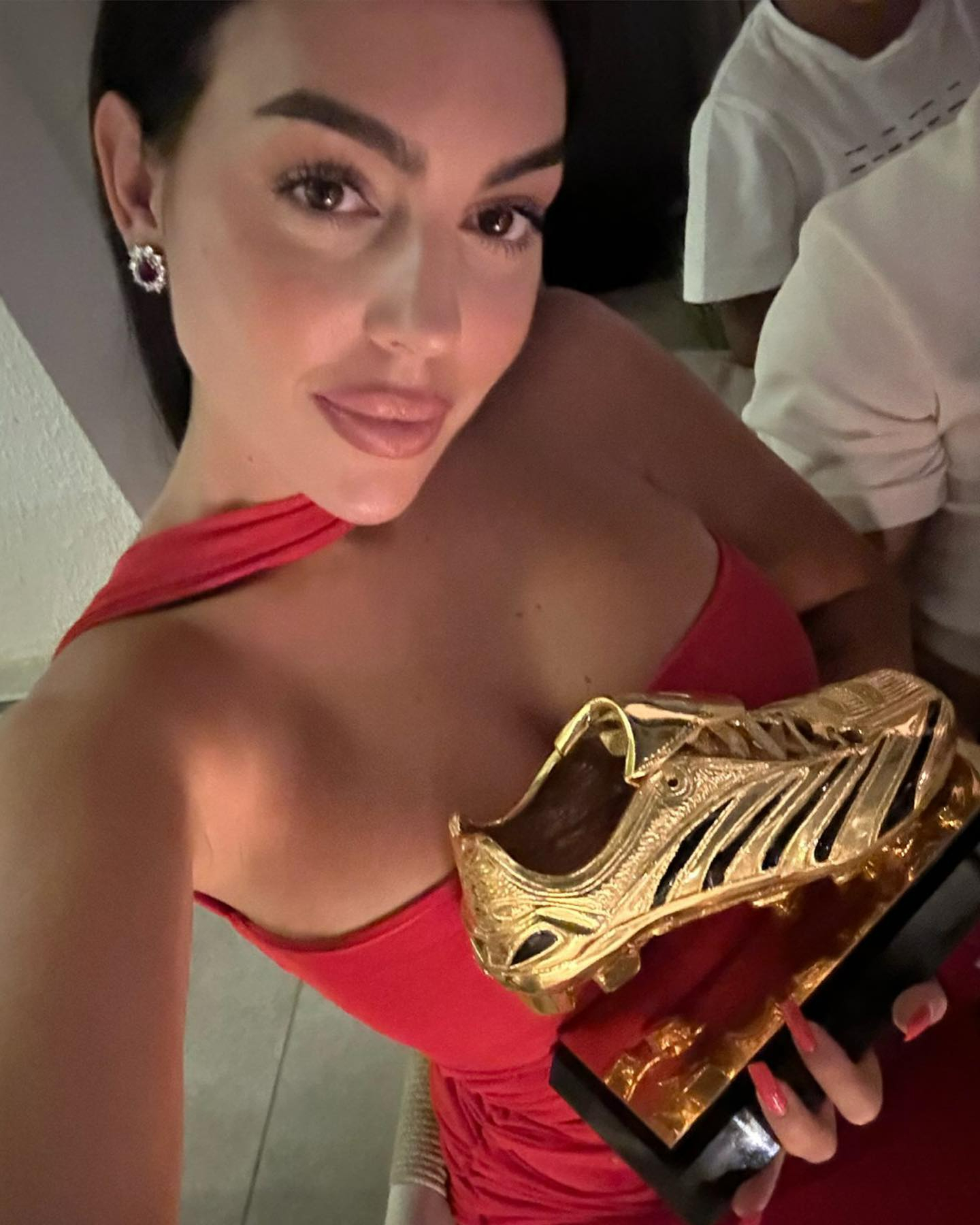 Georgina feierte Ronaldos erste Al-Nassr-Trophäe in einem atemberaubenden roten Kleid