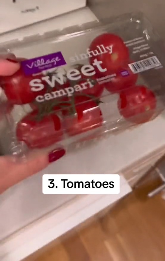 Sie verriet die fünf wichtigsten Dinge, die Sie niemals in Ihrem Kühlschrank aufbewahren sollten, darunter auch Tomaten