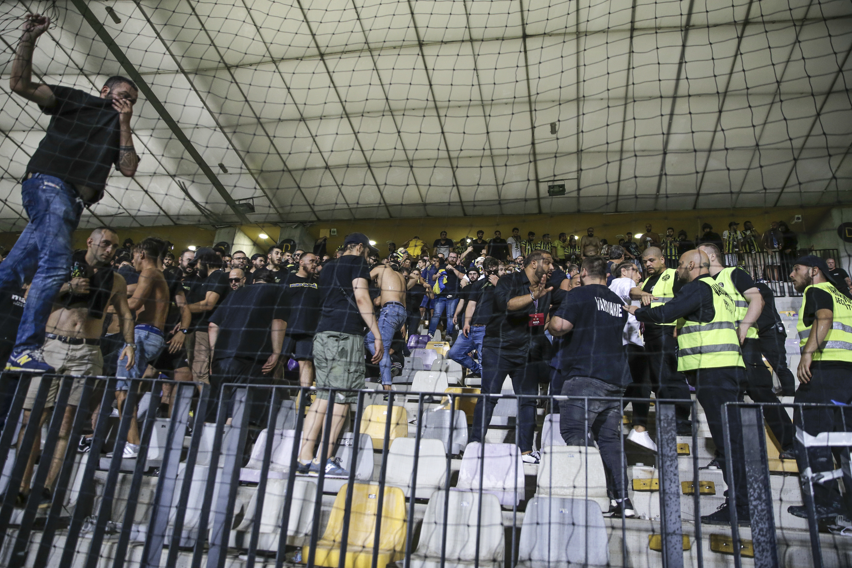 Berichten zufolge stürmten Anhänger von Fenerbahce die Spielfeldabschnitte von Maribor