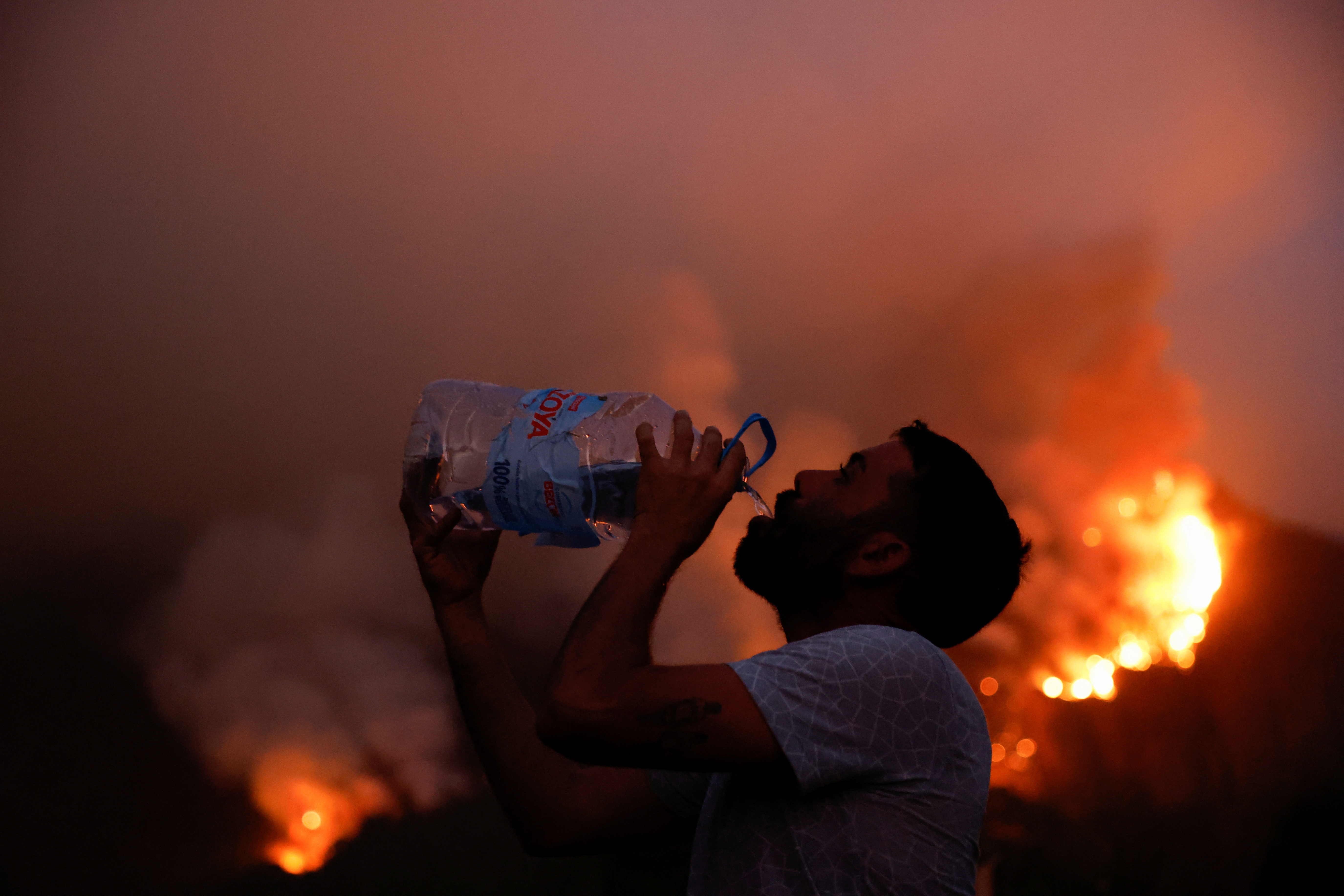 Es wurde beschrieben, dass die Waldbrände „außer Kontrolle“ seien und Tausende zur Flucht gezwungen seien
