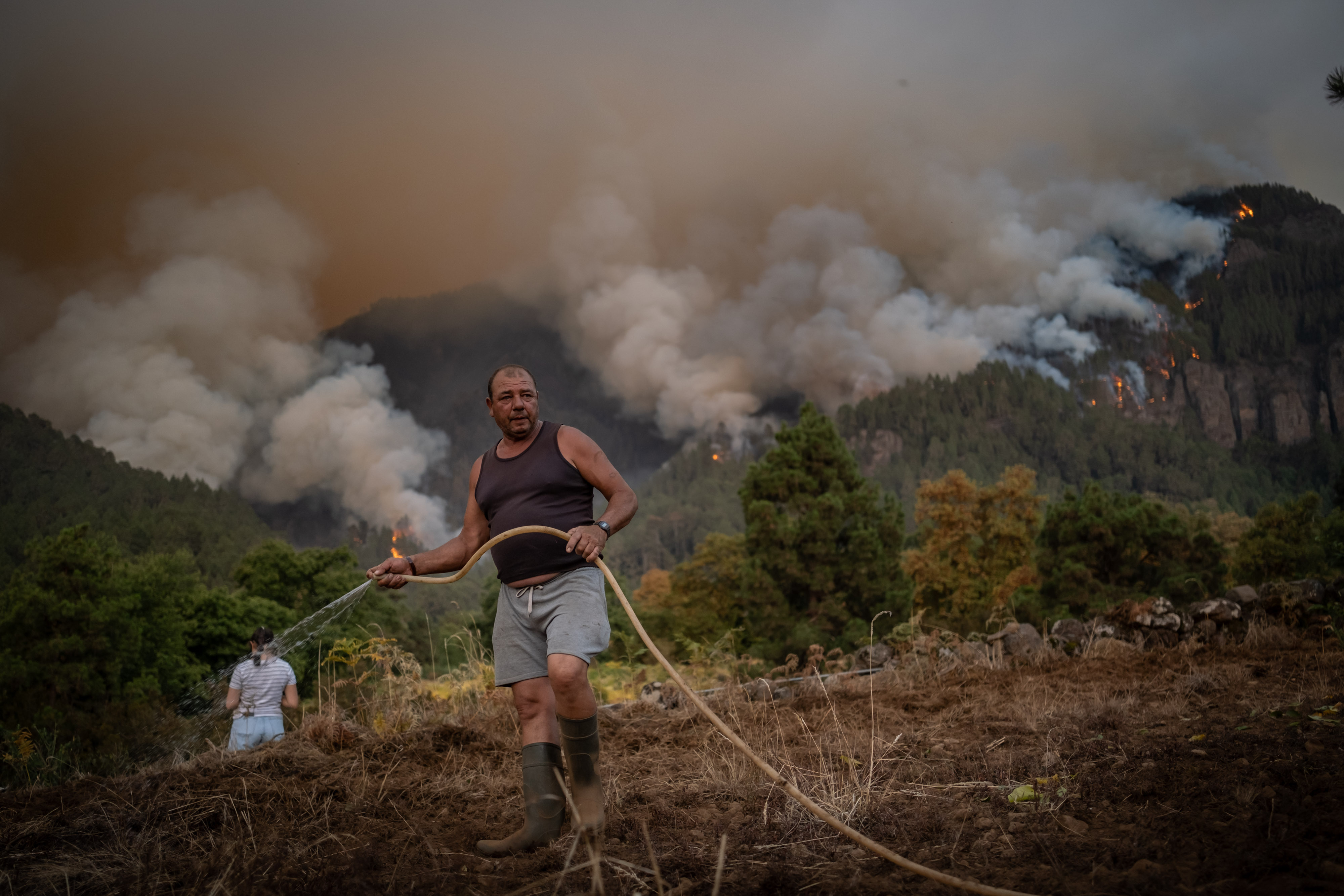 Die Einheimischen versuchen verzweifelt, ihre Dörfer vor den herannahenden Flammen zu schützen