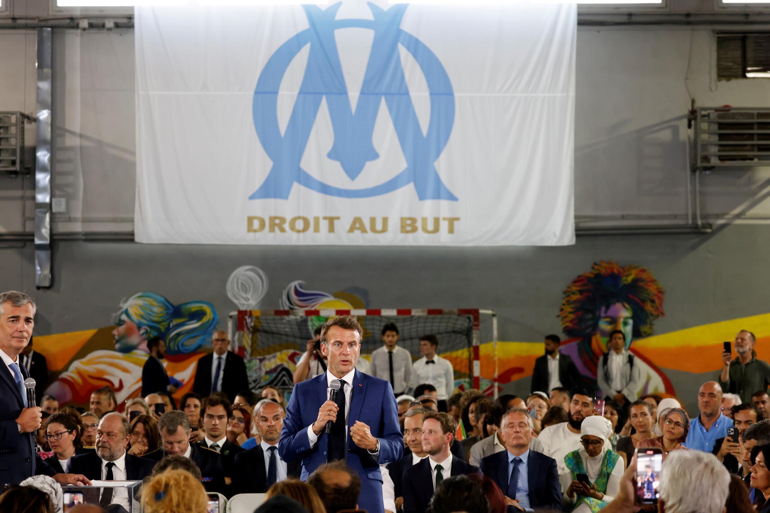 Der französische Präsident Emmanuel Macron versprach bei einem Besuch in der Stadt, der Jugend Marseilles zu helfen.