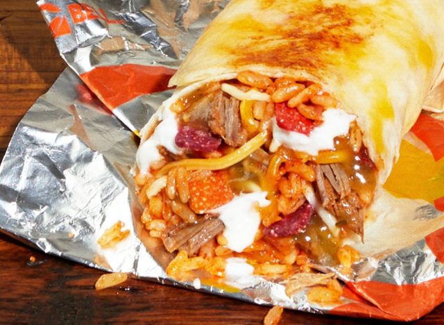 Taco Bell Shredded Beef Burrito mit gegrilltem Käse