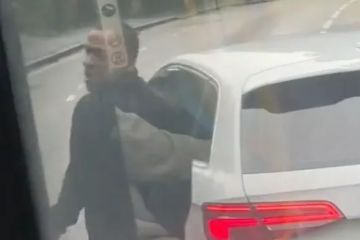 Beobachten Sie, wie ein Audi-Fahrer den Busfahrer in einem wütenden Streit auf der Straße anschreit