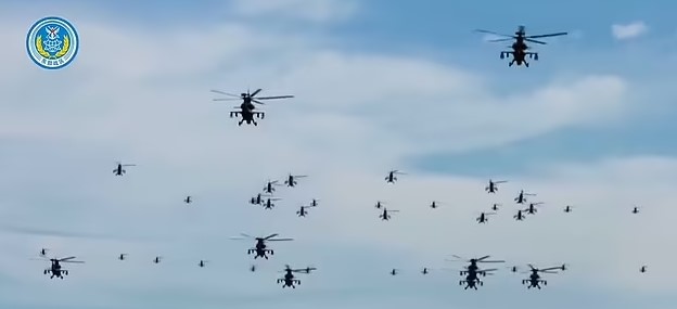 Eine Flotte von Hubschraubern ist Teil der Montage