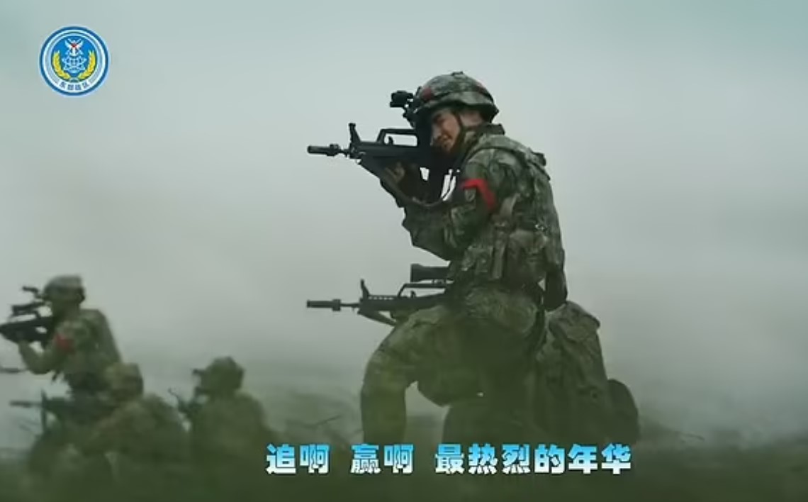 Zu sehen sind Soldaten in voller Kampfausrüstung, die einen Strand stürmen