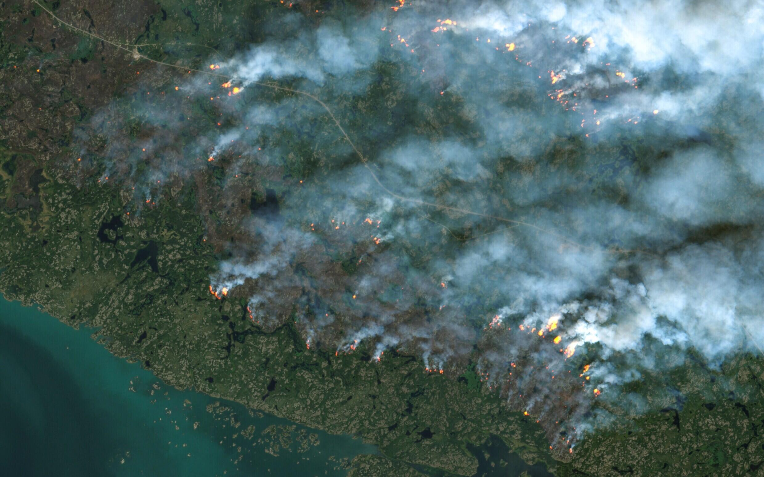 Ein Satellitenbild zeigt brennende Waldbrände in der Nähe von Yellowknife, British Columbia, Kanada, 16. August 2023.