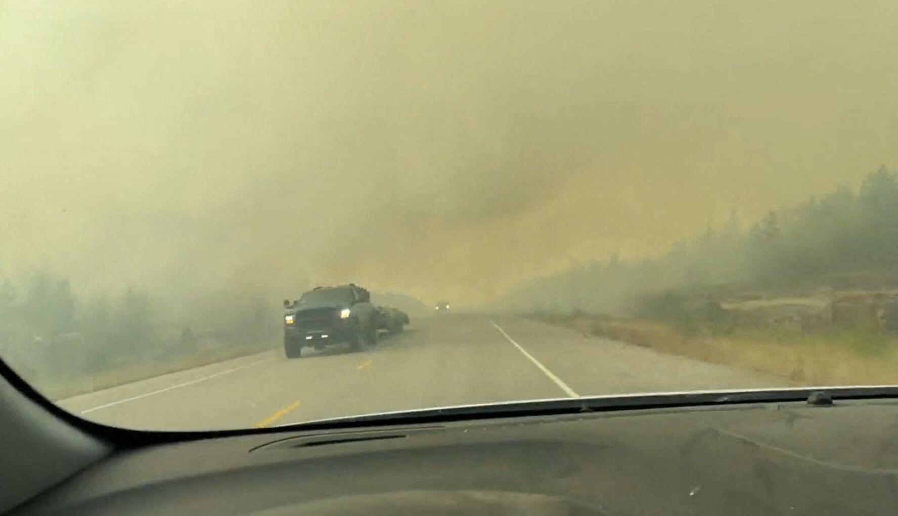 Dieser Screenshot aus einem von Jordan Straker bereitgestellten Video zeigt Fahrzeuge, die am 16. August 2023 auf der Autobahn fahren, während Menschen aus Yellowknife, Nordwest-Territorien, Kanada, evakuiert werden.