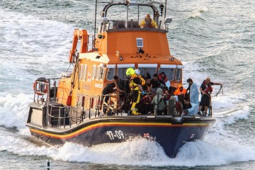 Vier „Menschenschmuggler“ angeklagt, nachdem sechs von ihnen beim Untergang eines Flüchtlingsboots im Ärmelkanal ums Leben gekommen waren