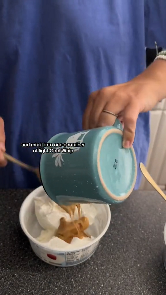 Der Influencer verwendete Erdnussbutterpulver, Wasser und kühle Peitsche als Basis für seine Desserts