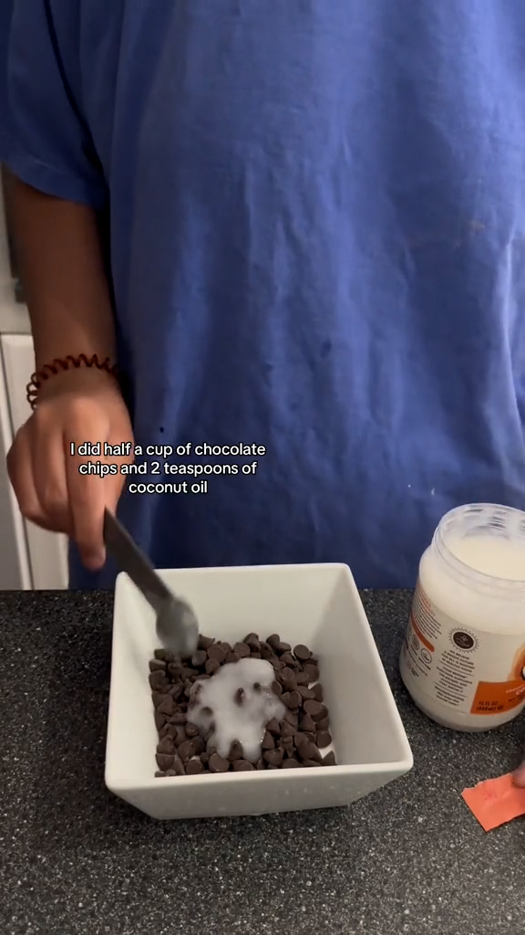 Hannah füllte die Tassen mit zuckerfreier Schokolade und Kokosöl und stellte sie vor dem Verzehr in den Gefrierschrank
