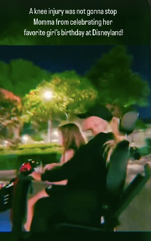 Der verletzte Star fuhr mit ihrer Tochter Summer Rain durch Disneyland