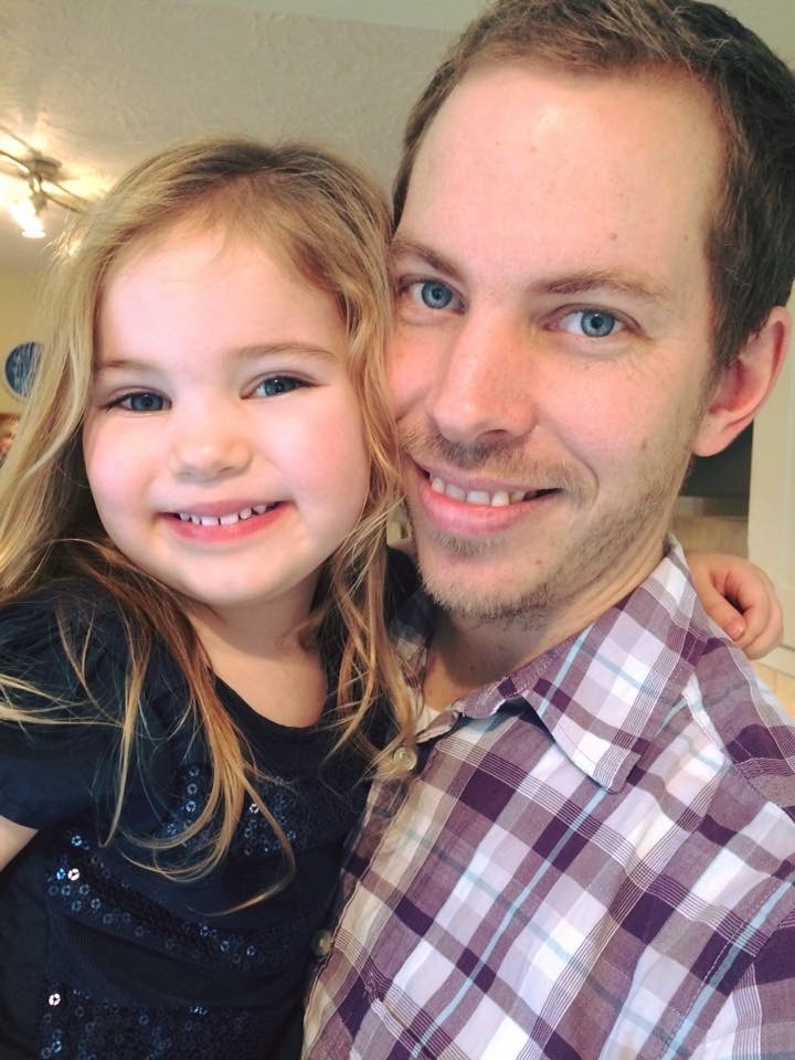 Die kleine Emily lächelt mit Papa Andy