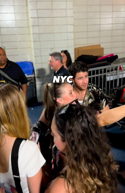 Sie wurde gesehen, wie sie beim Auftritt ein Selfie mit Nick Jonas machte