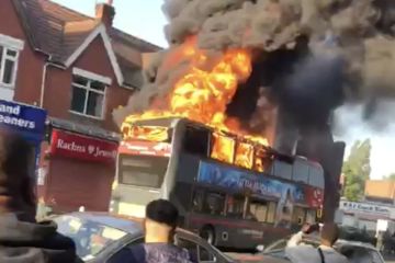 Dramatischer Moment: Nach „Brandanschlag“ brechen Flammen durch Doppeldeckerbus