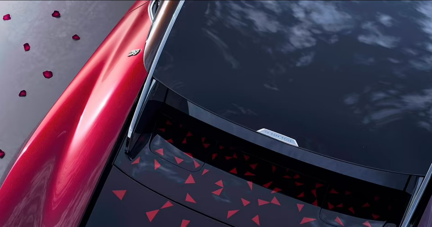 Das rot-schwarze Äußere des Autos passt zu den Blütenblättern der Blume und soll Romantik symbolisieren