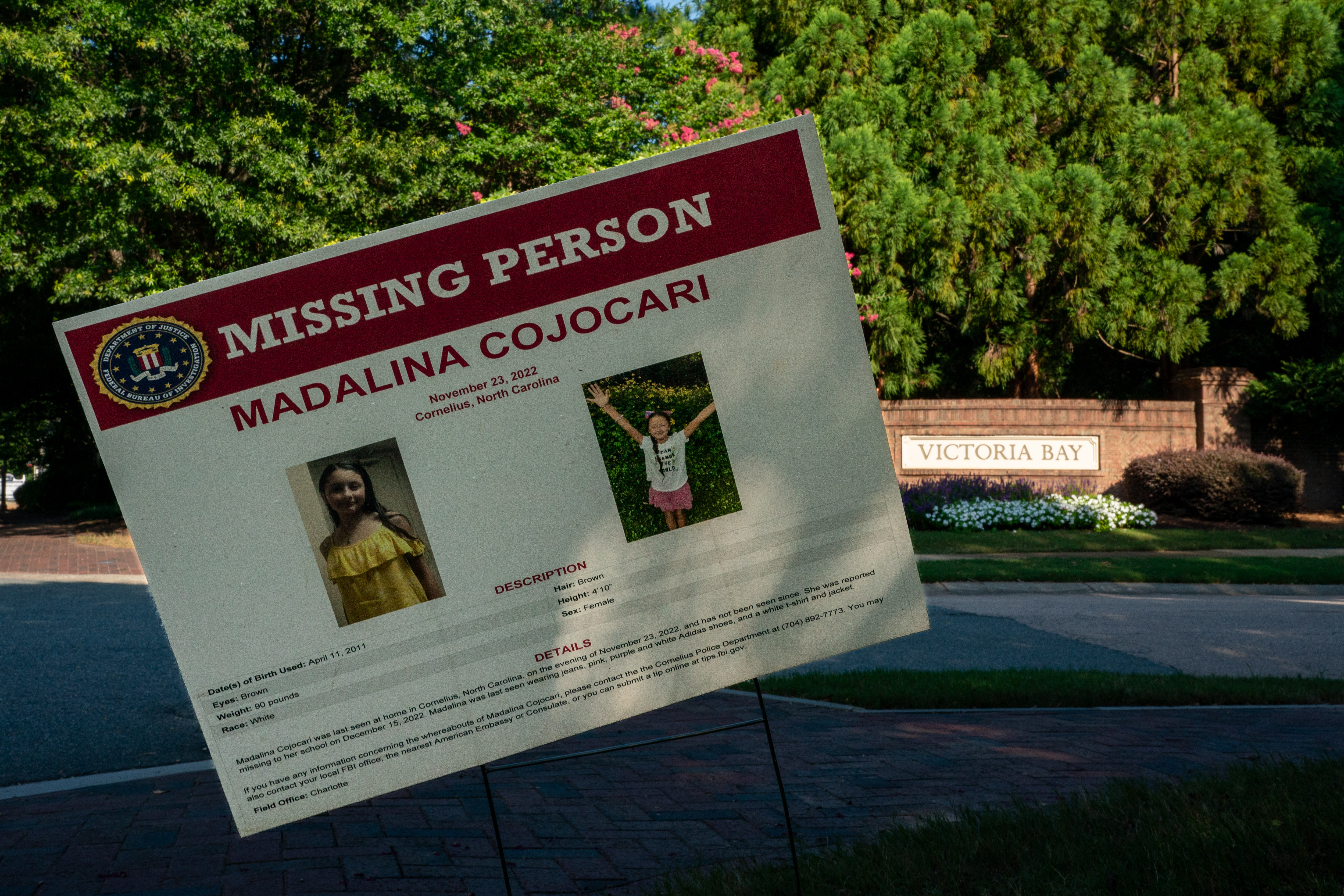 Neun Monate nach ihrem Verschwinden aus ihrem Haus in North Carolina ist noch immer das Schild einer vermissten Person mit Bildern von Madalina am Haupteingang ihres Viertels zu sehen