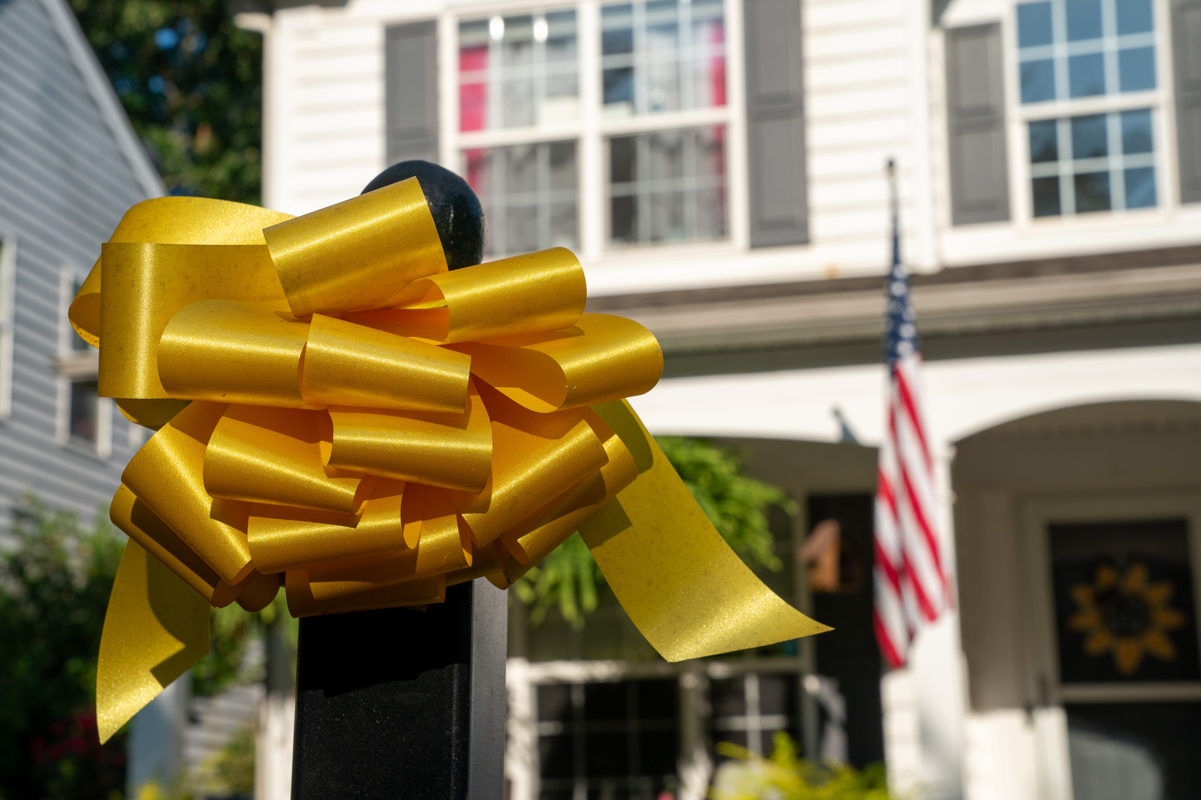 Ein gelbes Band an einem Briefkasten in Madalinas Nachbarschaft