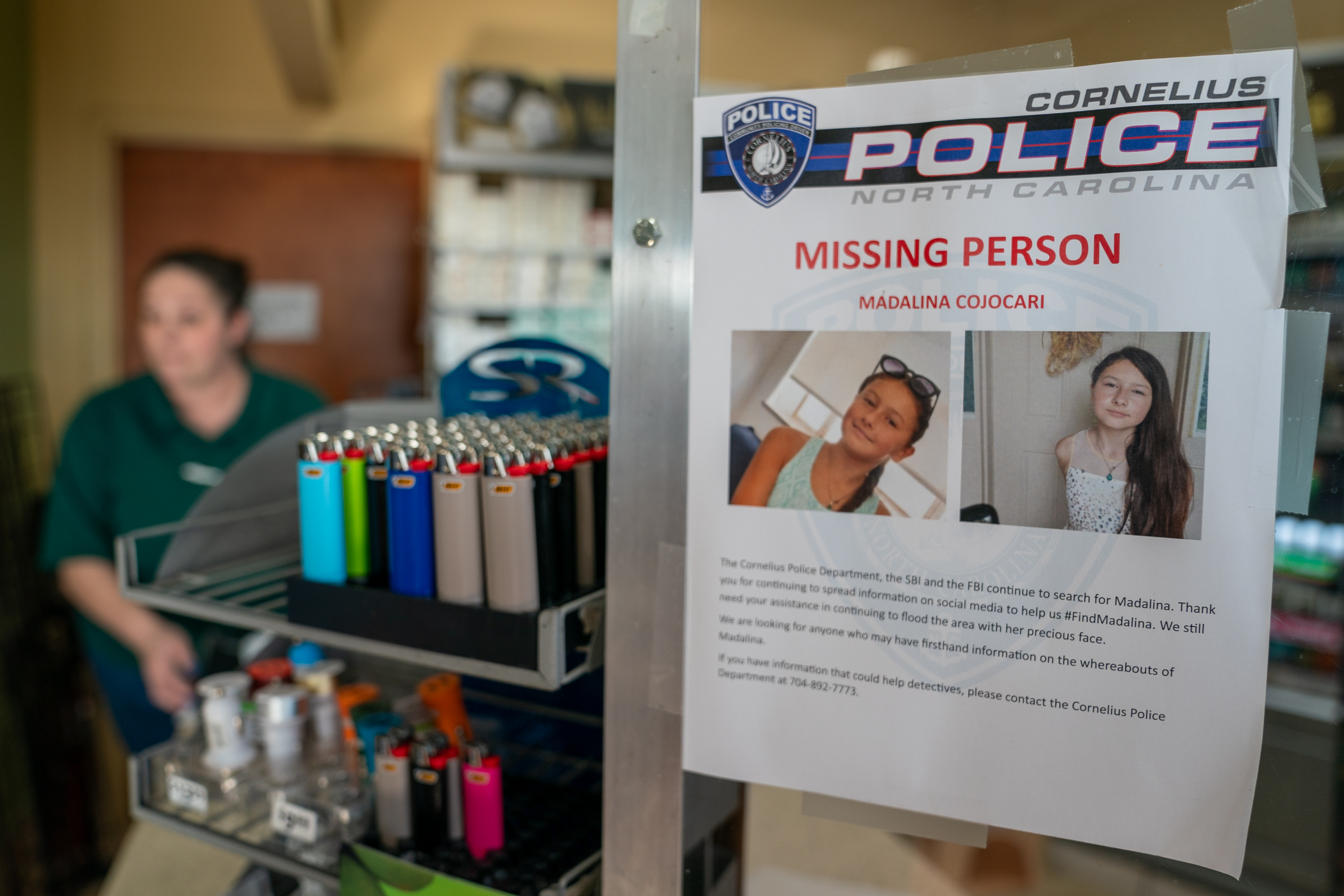 Mehrere Geschäfte in der Gegend, darunter die Cashion's-Tankstelle in der Nähe von Madlina Cojocaris Haus, haben Flugblätter in der Hoffnung aufgehängt, dass das vermisste Mädchen gefunden wird
