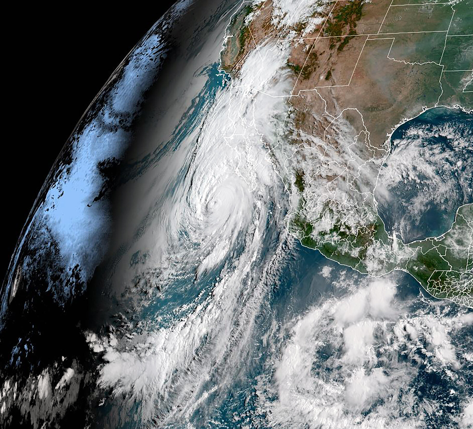 Dieses Bild der US-amerikanischen National Oceanic and Atmospheric Administration (NOAA) zeigt Hurrikan Hilary vor der Küste Mexikos am 19. August 2023