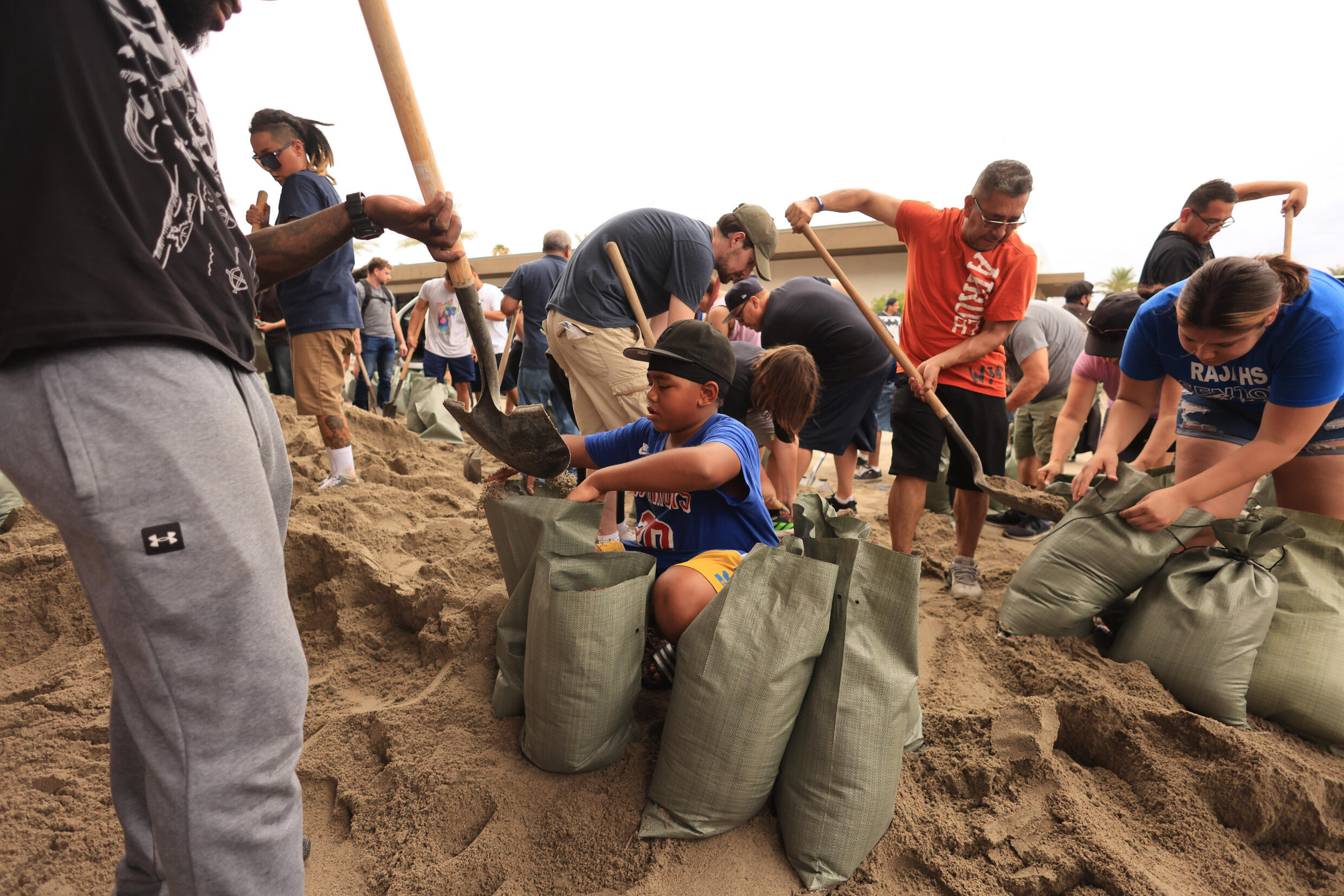 Die Stadt Indio in Kalifornien begann mit der Vorbereitung auf den Hurrikan Hilary, indem sie Sandsäcke füllte