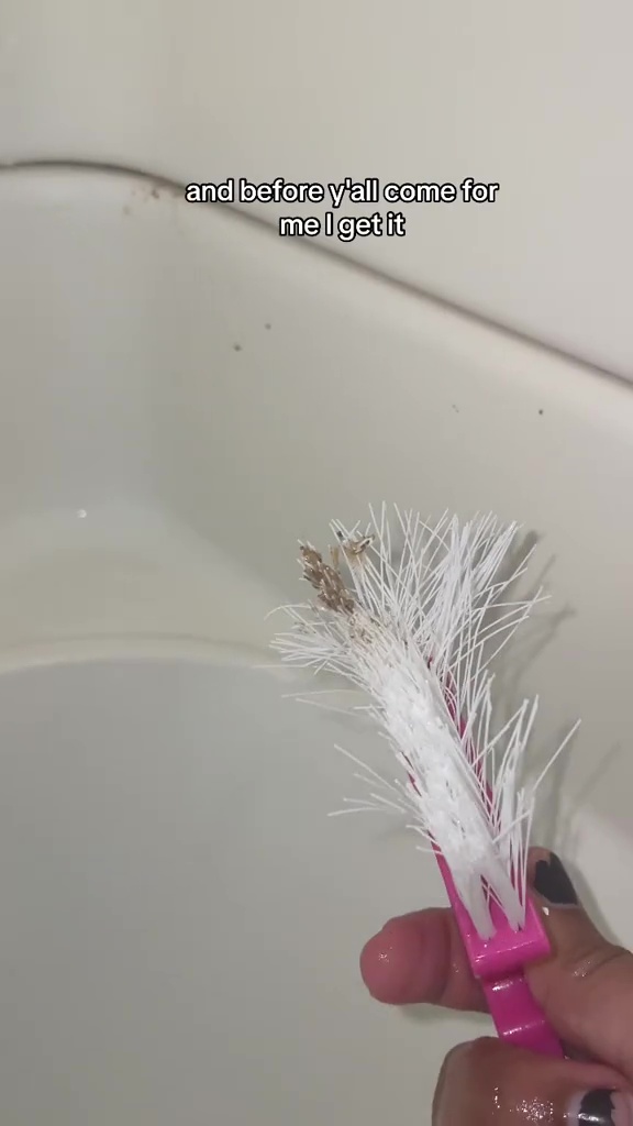 Alyssa enthüllte den ganzen braunen Schmutz, der sich in ihren Badezimmerfliesen versteckte