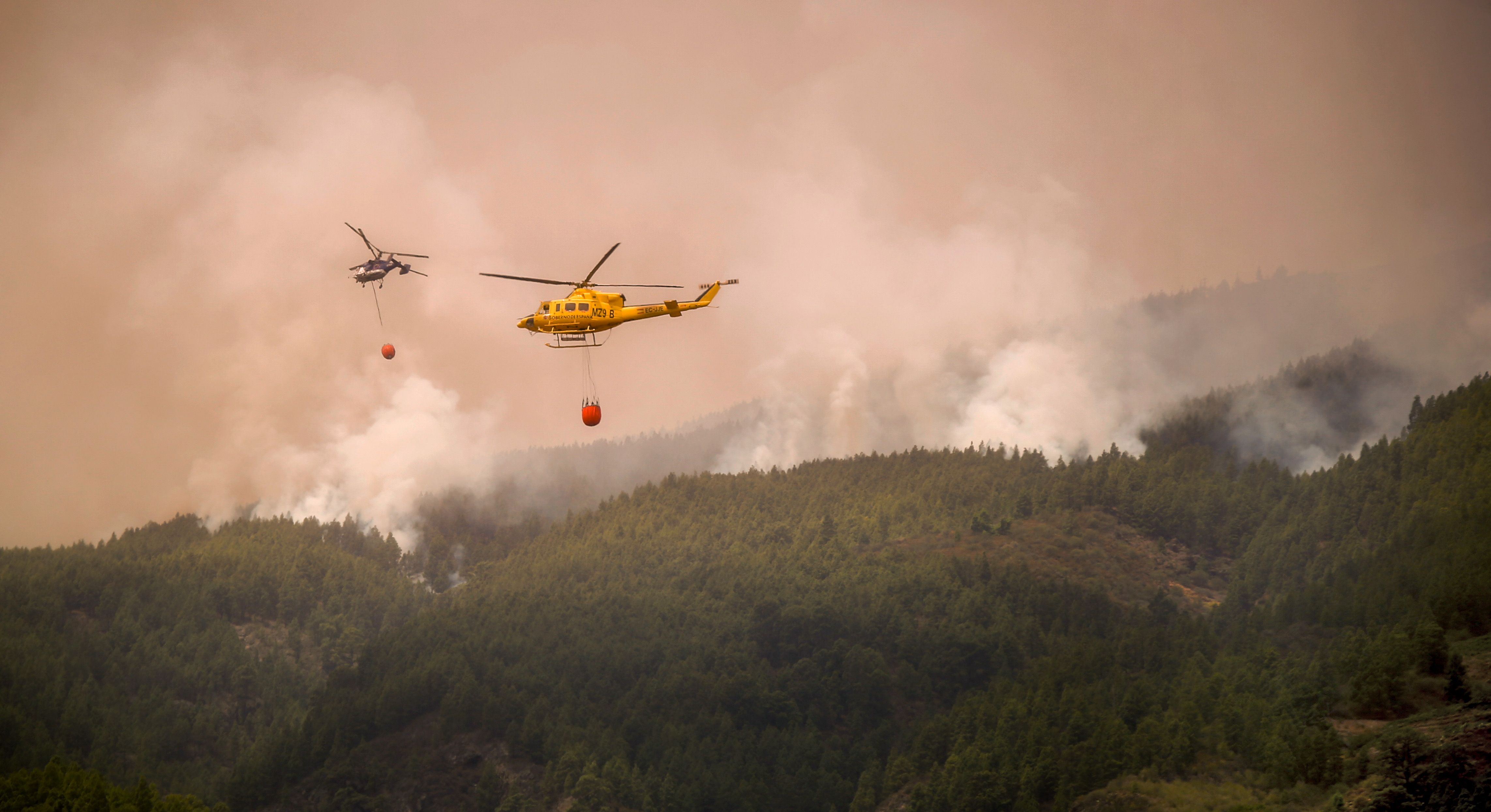 Auf Teneriffa wurden Hubschrauber eingesetzt, um Wasser über einem riesigen Waldbrand abzuwerfen