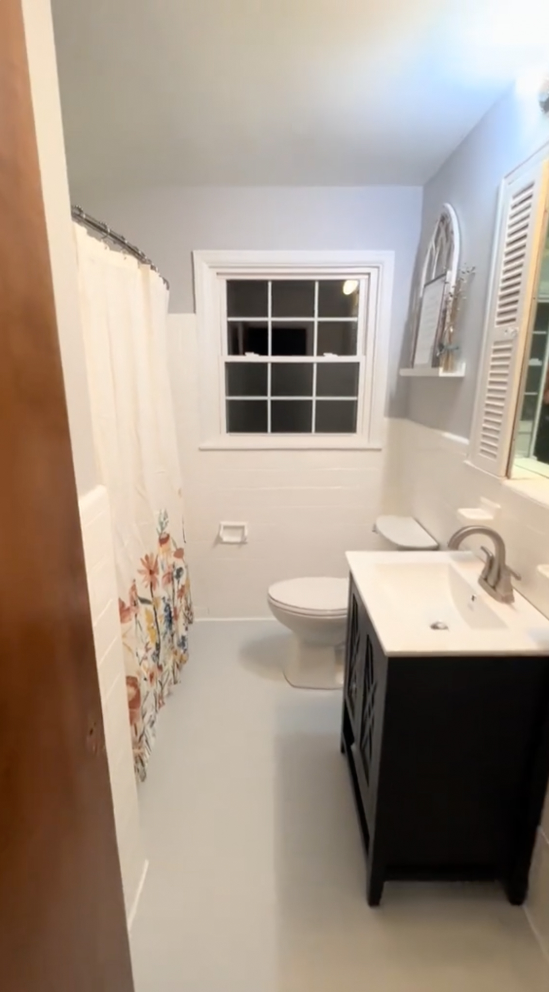 Sie enthüllte das weiß-graue Badezimmer-Upgrade, obwohl es nicht jedermanns Sache war