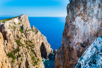 Die griechische Insel bietet Tausende an, um dorthin zu ziehen, und Sie erhalten sogar Land