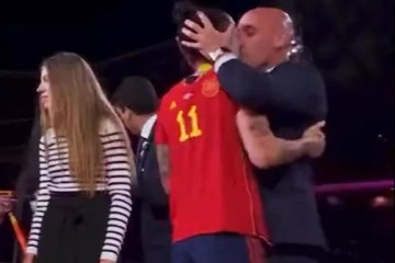 Der Chef des spanischen Fußballverbands beschimpft „Idioten“, nachdem er wegen eines Kusses mit Hermoso verprügelt wurde