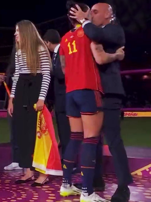Luis Rubiales, Präsident des spanischen Fußballverbandes, KÜSSTE Mittelfeldspielerin Jenni Hermoso auf den Mund